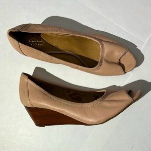 Clarks Artisan classic nude peep toe heels pumps sz 10 new w/ defects shoes